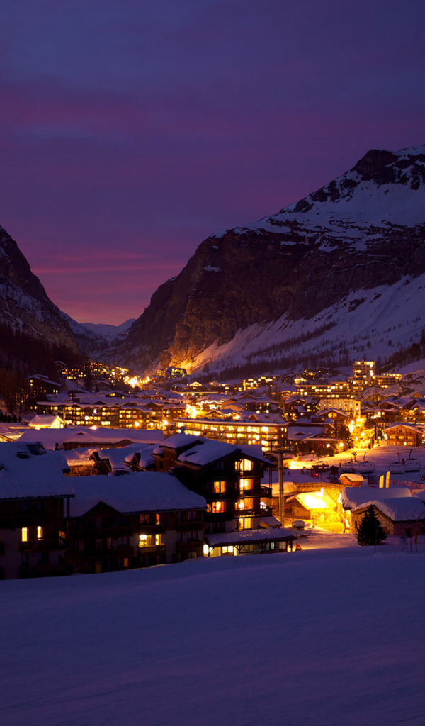 Ночные огни на горнолыжном курорте Валь д'Изер, Франция