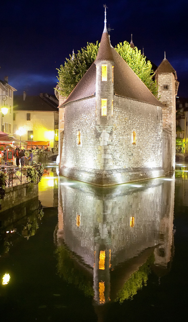 Ночные огни в городе Аннеси, Франция