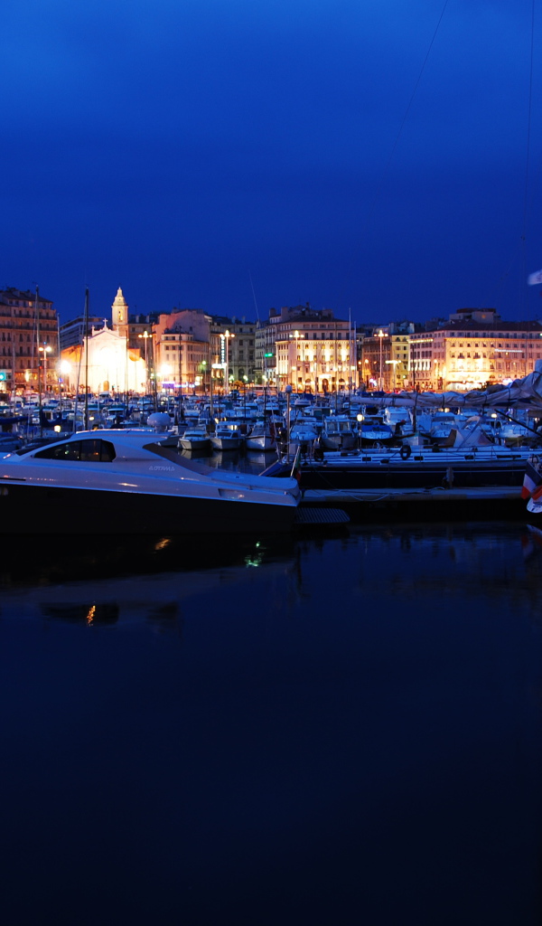 Ночные огни в порту в городе Марсель, Франция