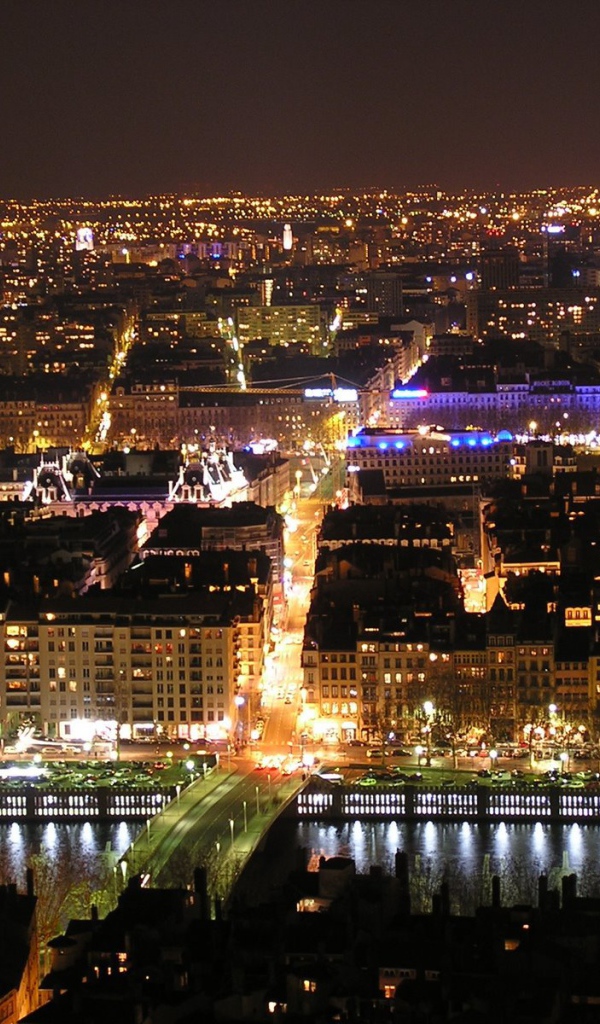 Ночная панорама в городе Лион, Франция