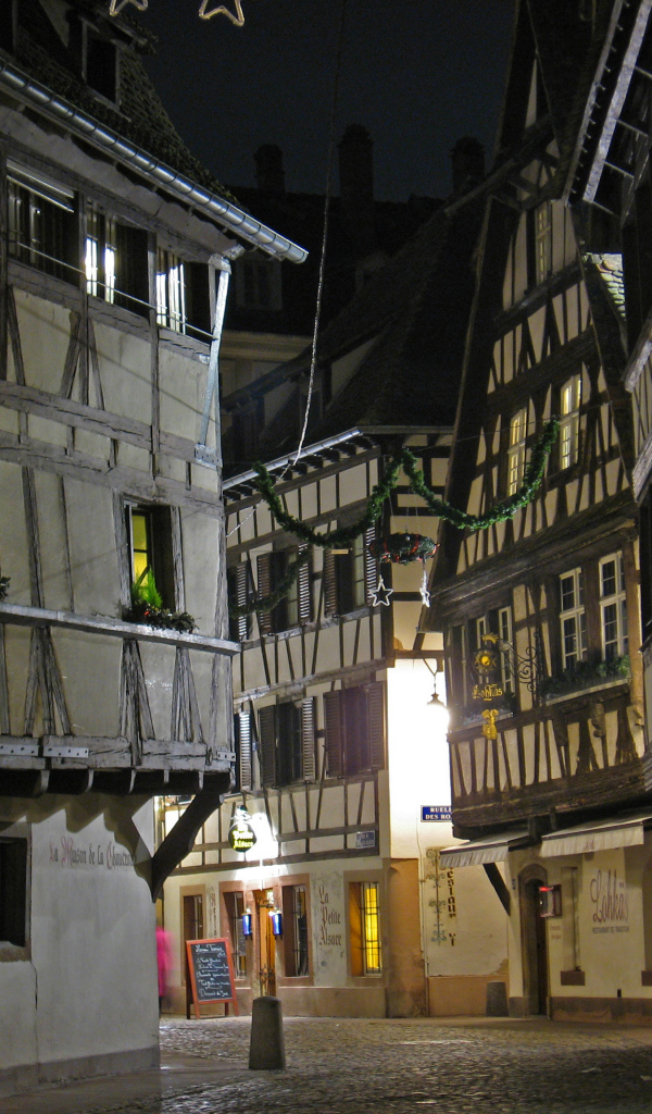 Ночная улица в городе Страсбург, Франция