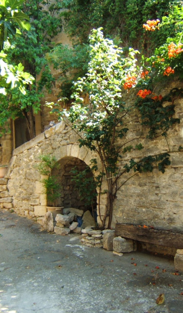 Старинная улочка в Провансе, Франция