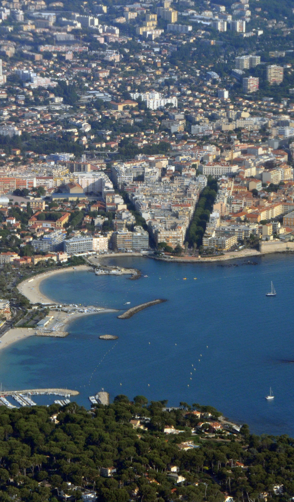 Панорама города на курорте Антибы, Франция