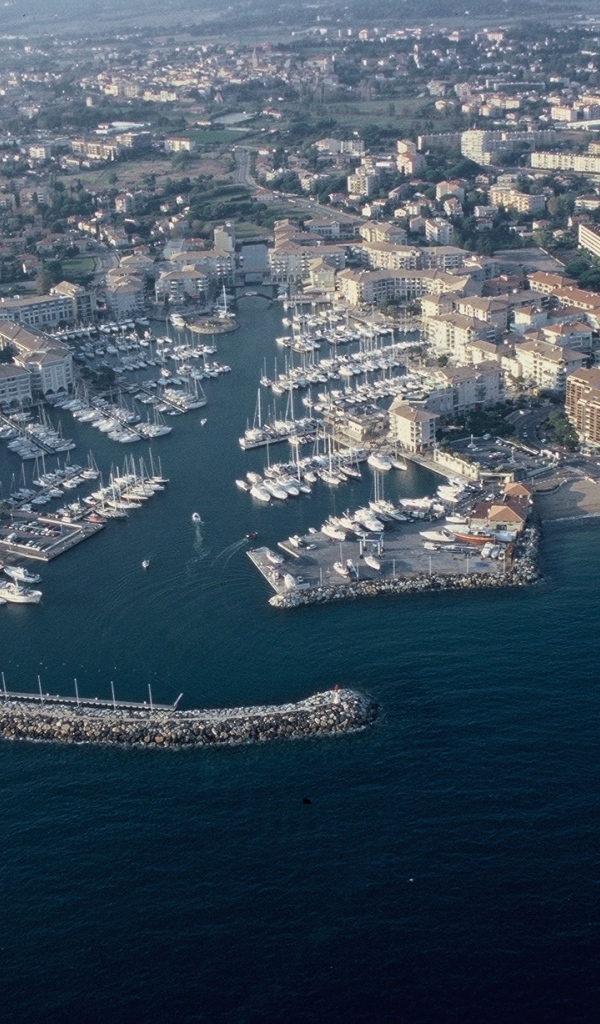 Панорама города на курорте Порт Де Фрежюс, Франция