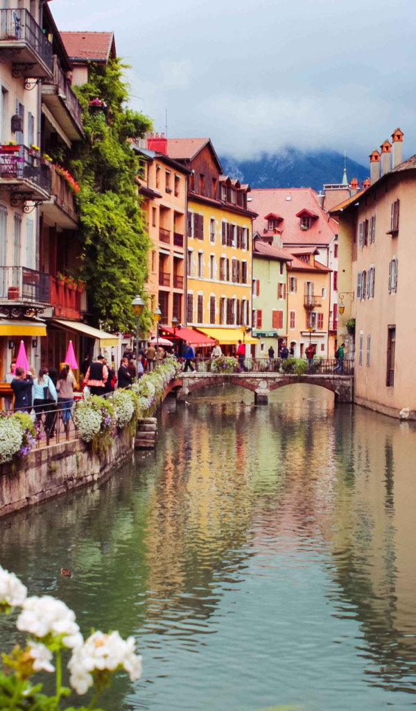 Живописный канал в городе Аннеси, Франция