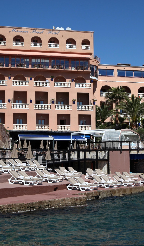 Розовый отель на курорте Мирамар Круести, Франция