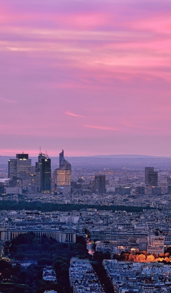 Розовый закат в Париже, Франция