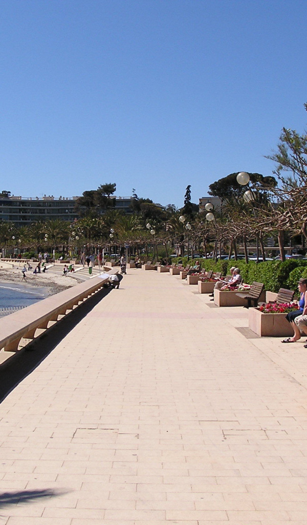 Набережная на курорте Мирамар Круести, Франция