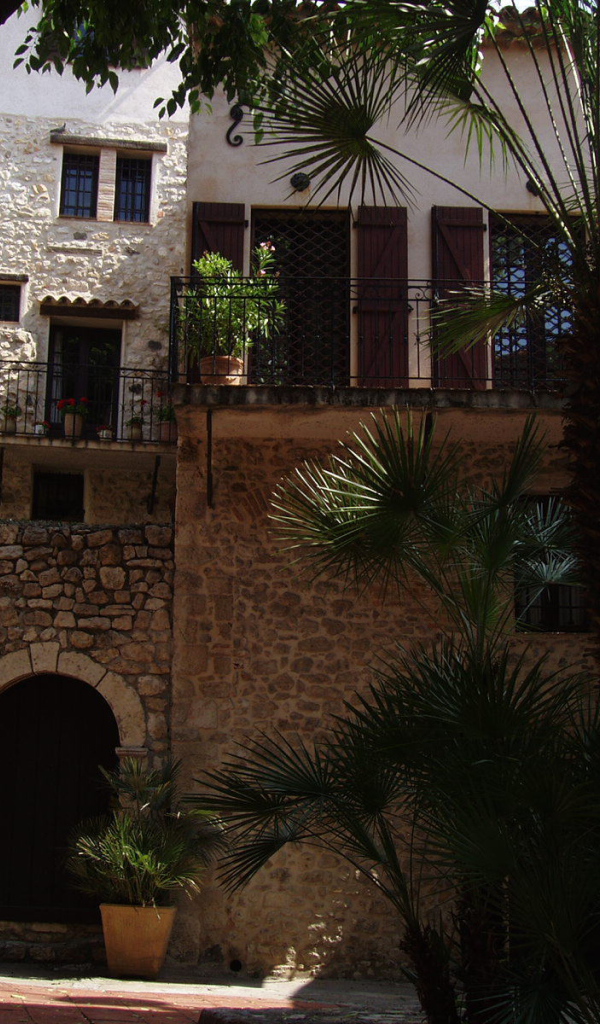 Тихий дворик на курорте Антибы, Франция