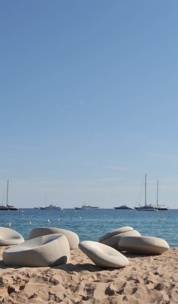 Отдых на пляже в Каннах, Франция