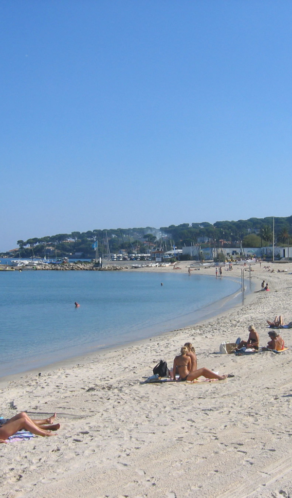 Отдых на пляже на курорте Антибы, Франция
