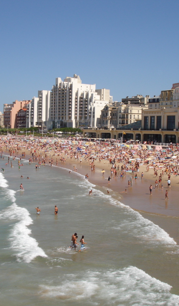 Отдых на пляже на курорте Биарриц, Франция