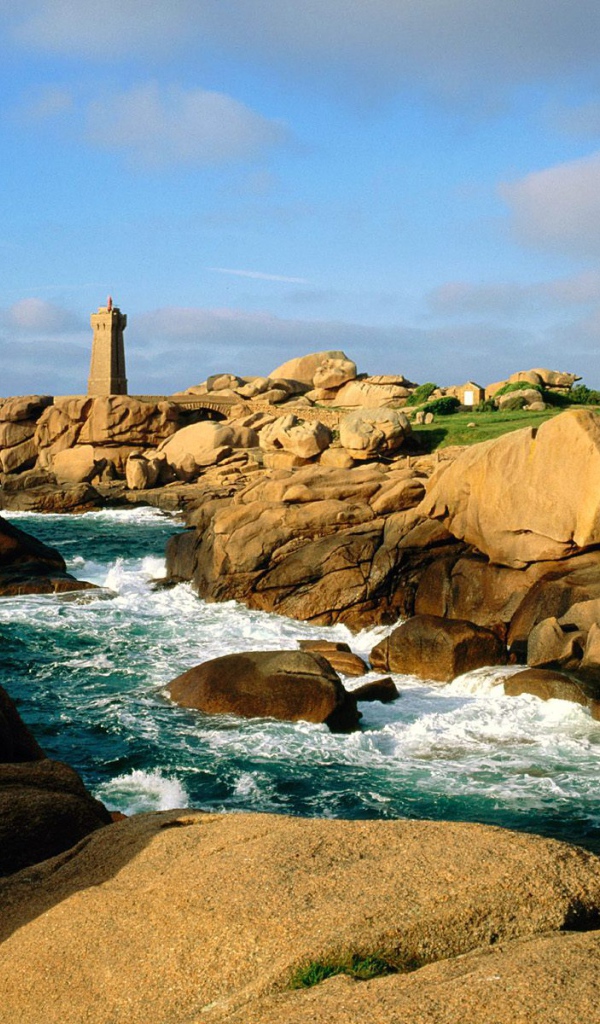 Скалы у берега в Бретань, Франция