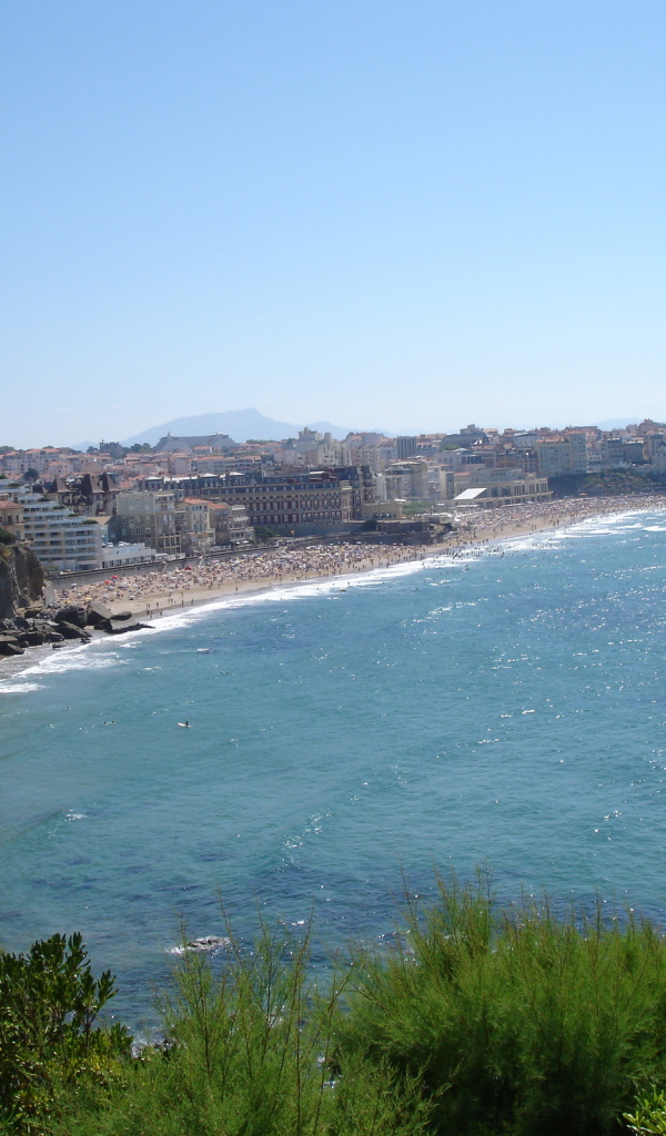 Скалы у берега на курорте Биарриц, Франция