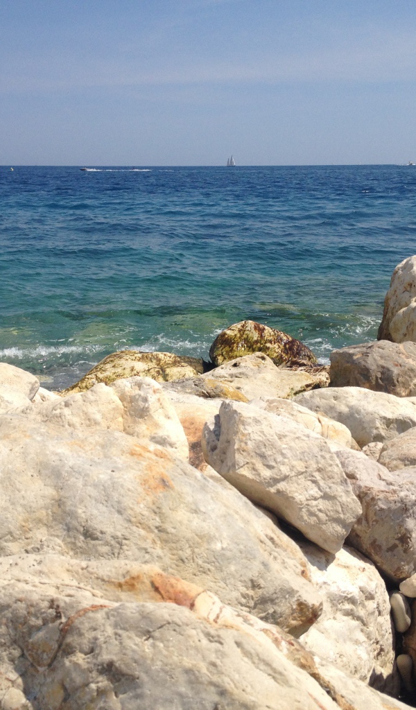 Каменистый берег в городе Ницца, Франция