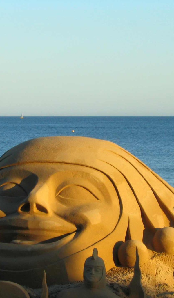 Песчаная скульптура на курорте Ла Боль, Франция