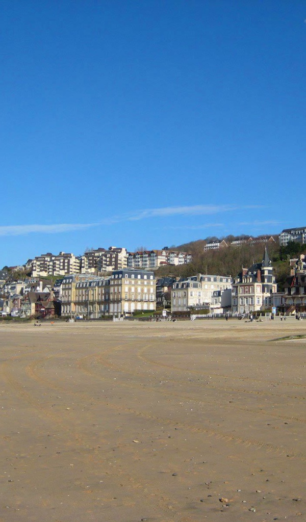 Песчаный пляж на курорте Довиль, Франция