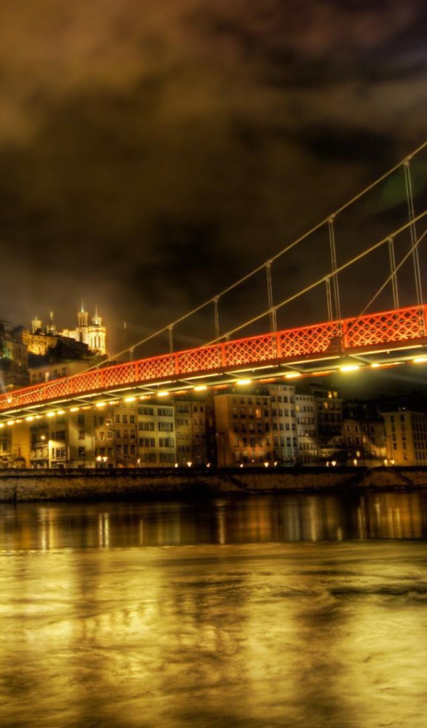 Сияющий мост в городе Лион, Франция