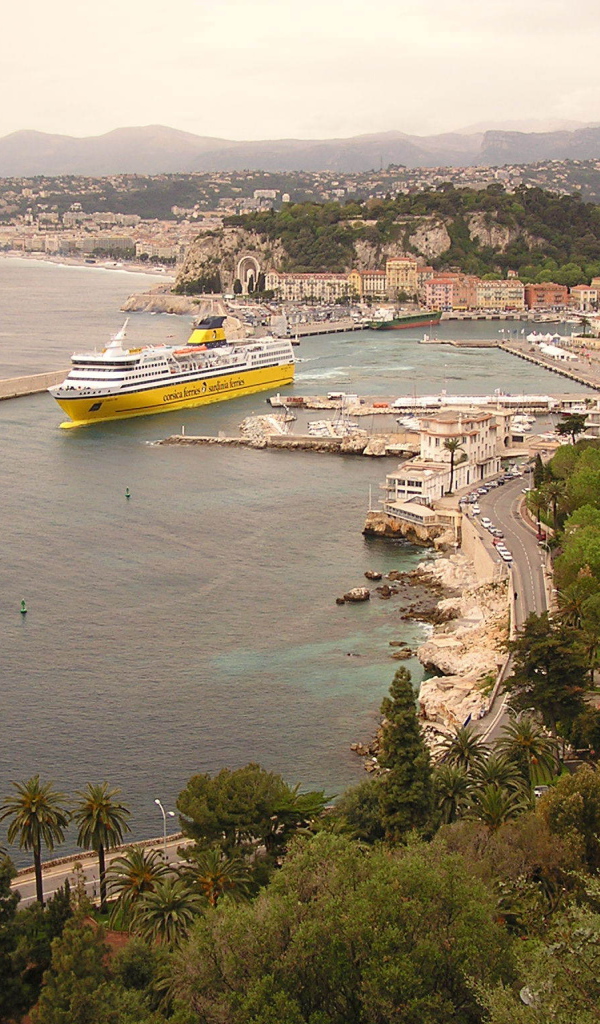 Лайнер в порту в городе Ницца, Франция