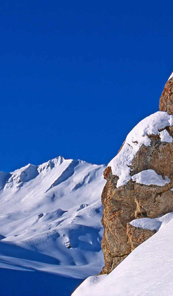 Лыжник на горнолыжном курорте Валь д'Изер, Франция