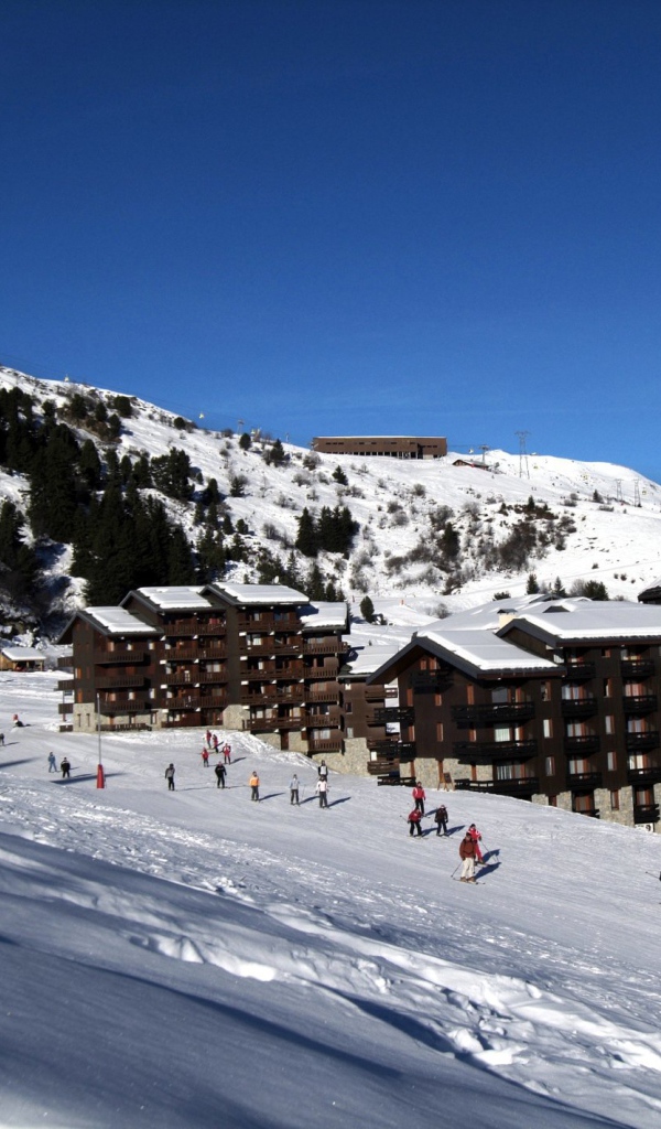 Лыжники на горнолыжном курорте Мерибель, Франция