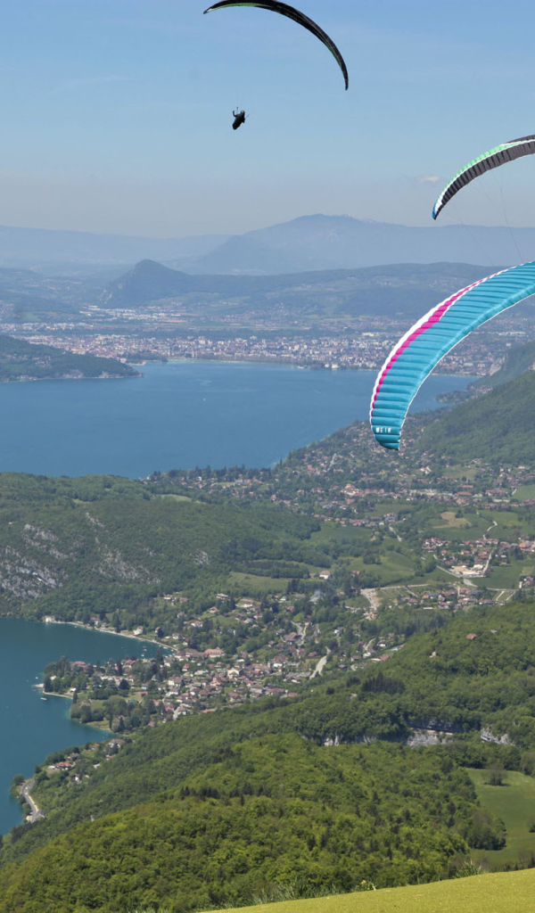 Парашютисты в городе Аннеси, Франция