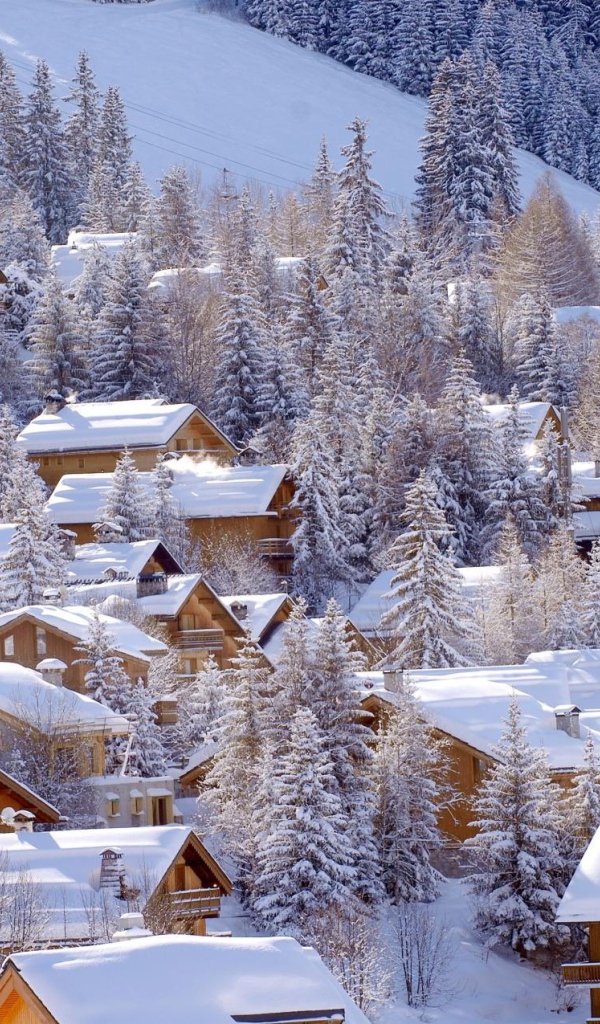 Заснеженные дома на горнолыжном курорте Мерибель, Франция