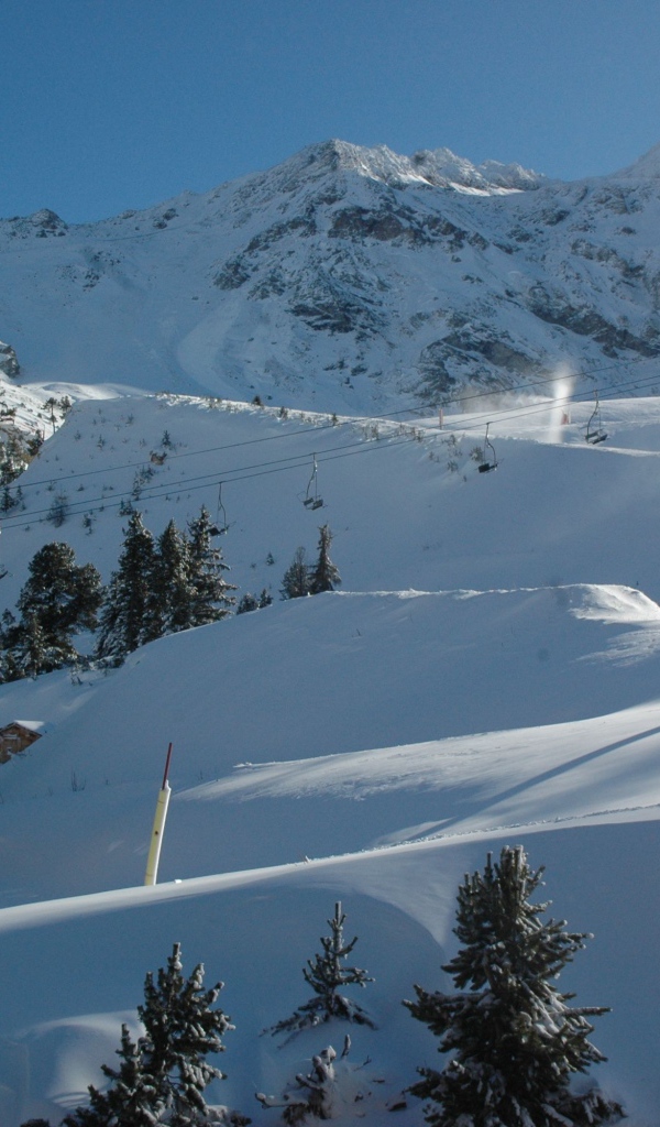 Заснеженные склоны на горнолыжном курорте Лез Арк, Франция