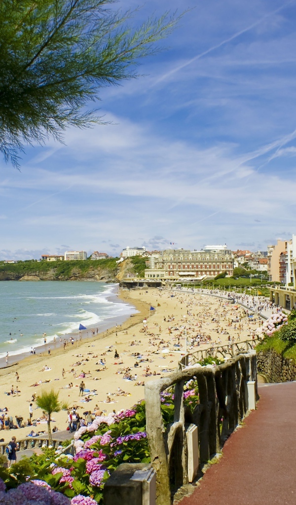 Лестница на пляж на курорте Биарриц, Франция