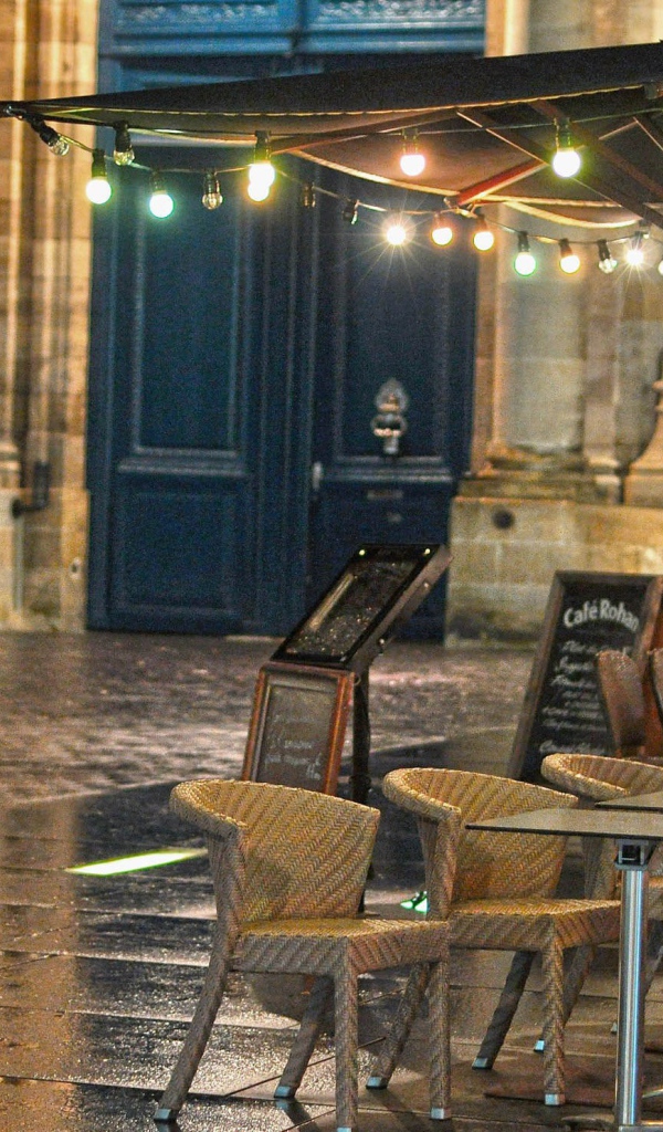 Уличное кафе в Бордо, Франция