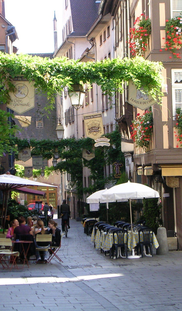Уличное кафе в городе Страсбург, Франция