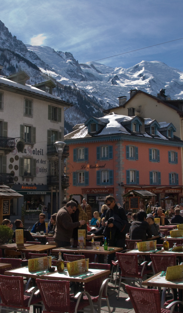 Уличное кафе на горнолыжном курорте Межев, Франция