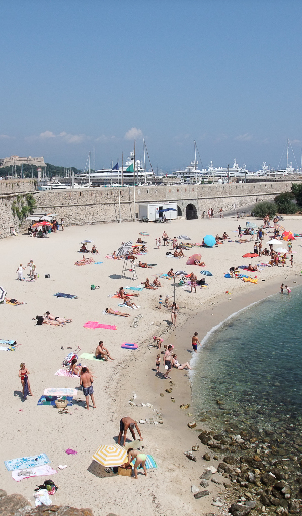 Летний отдых на пляже на курорте Антибы, Франция