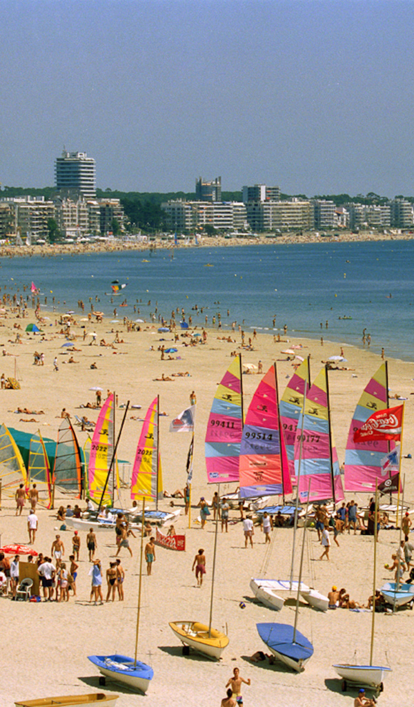 Летний отдых на пляже на курорте Ла Боль, Франция