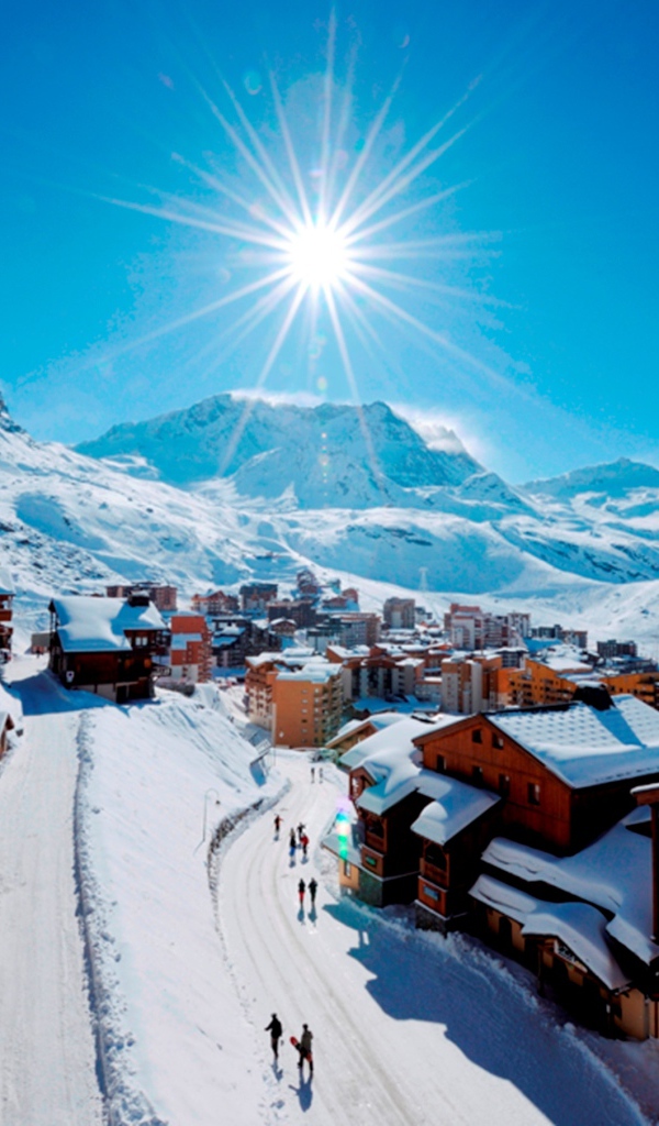 Солнце над городом на горнолыжном курорте Валь-Торанс, Франция