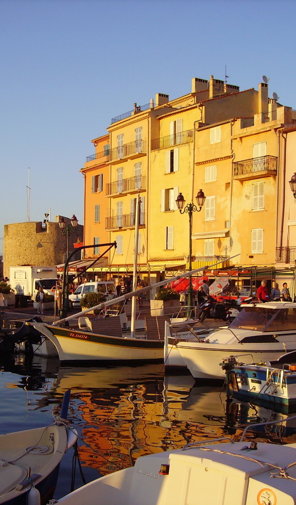 Закат в порту на курорте Сен-Тропе, Франция