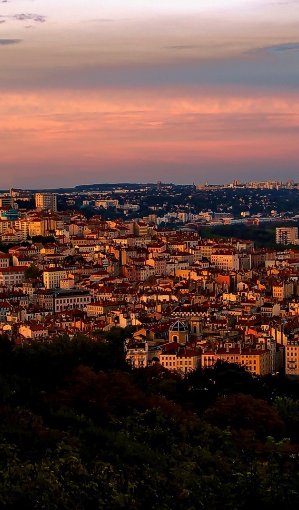 Закат в городе Лион, Франция