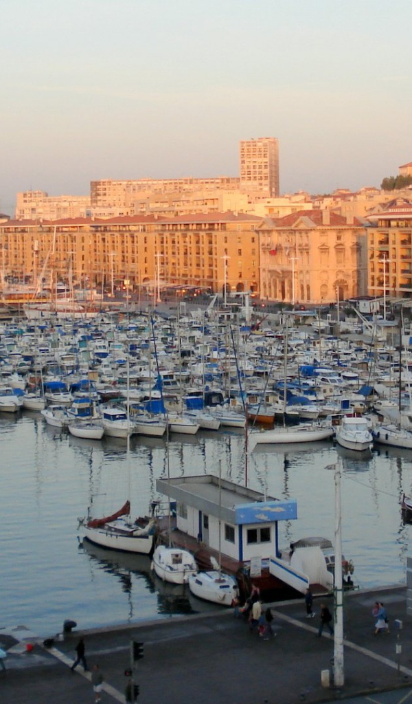 Закат в порту в городе Марсель, Франция