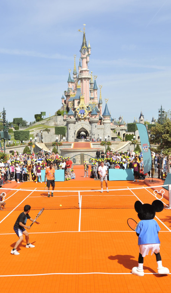 Теннисный корт в Диснейленде, Франция
