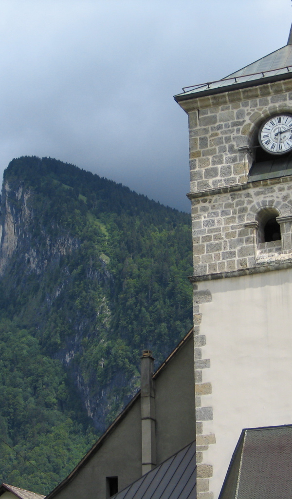 Башня с часами на горнолыжном курорте Самоен, Франция