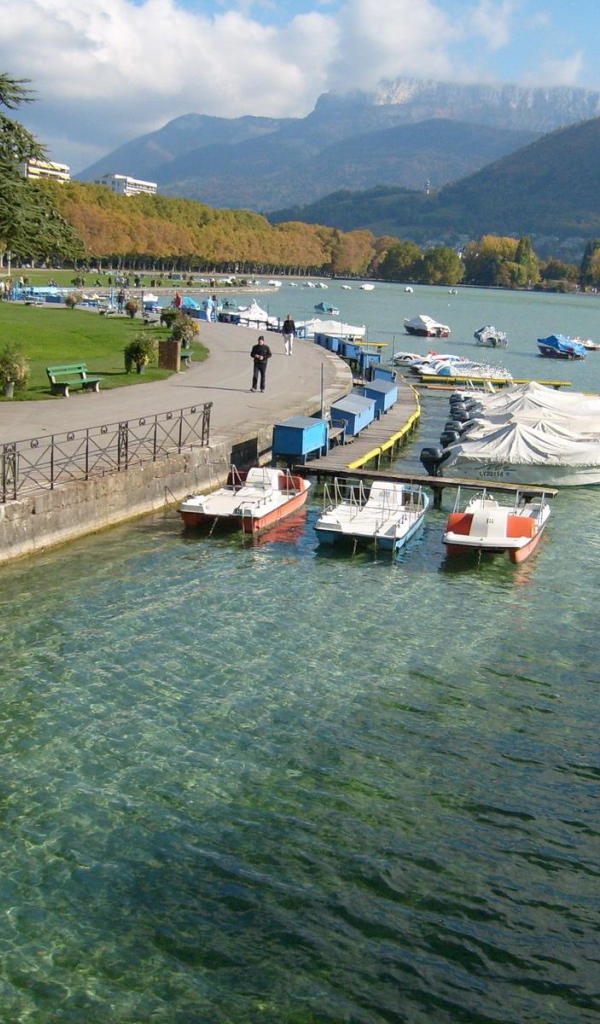 Набережная озера в городе Аннеси, Франция