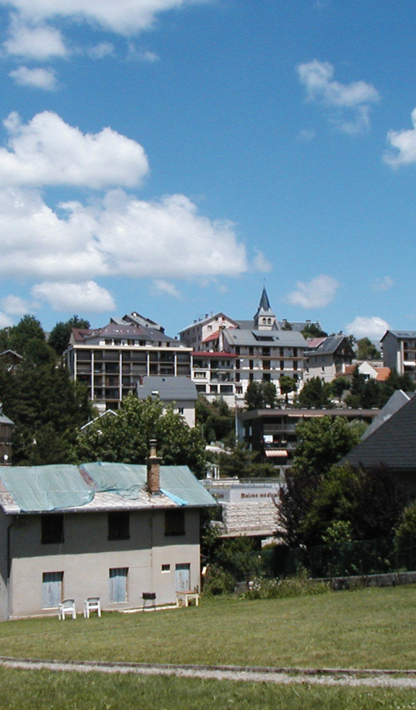 Городские здания на курорте Виллар-де-Ланс, Франция