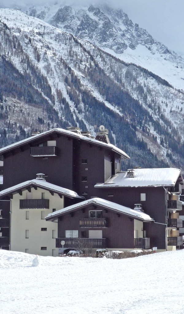 Городские здания на горнолыжном курорте Самоен, Франция