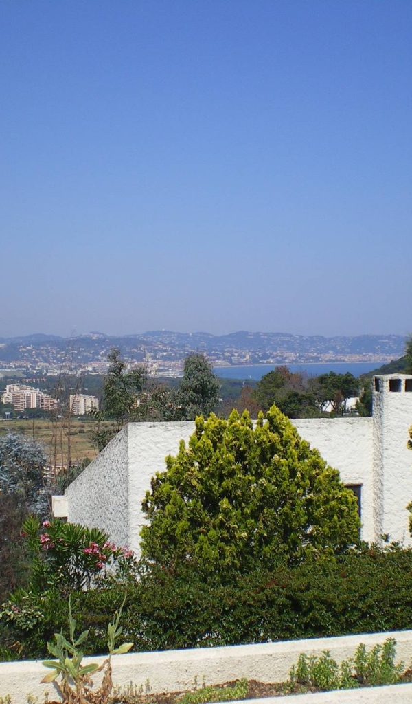 Вид с холма на курорте Манделье ля Напуль, Франция