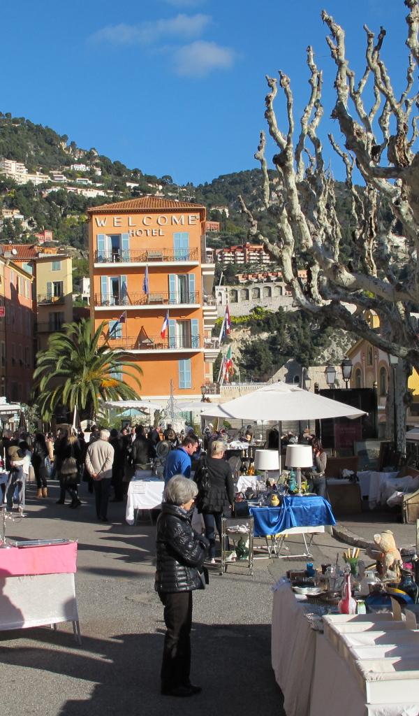 Прогулка по улице на курорте Эз, Франция