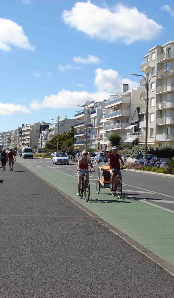 Прогулка по набережной на курорте Ла Боль, Франция