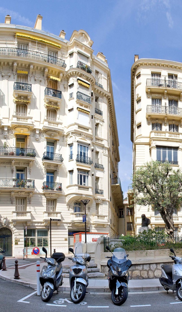 Прогулка по улице в Монако