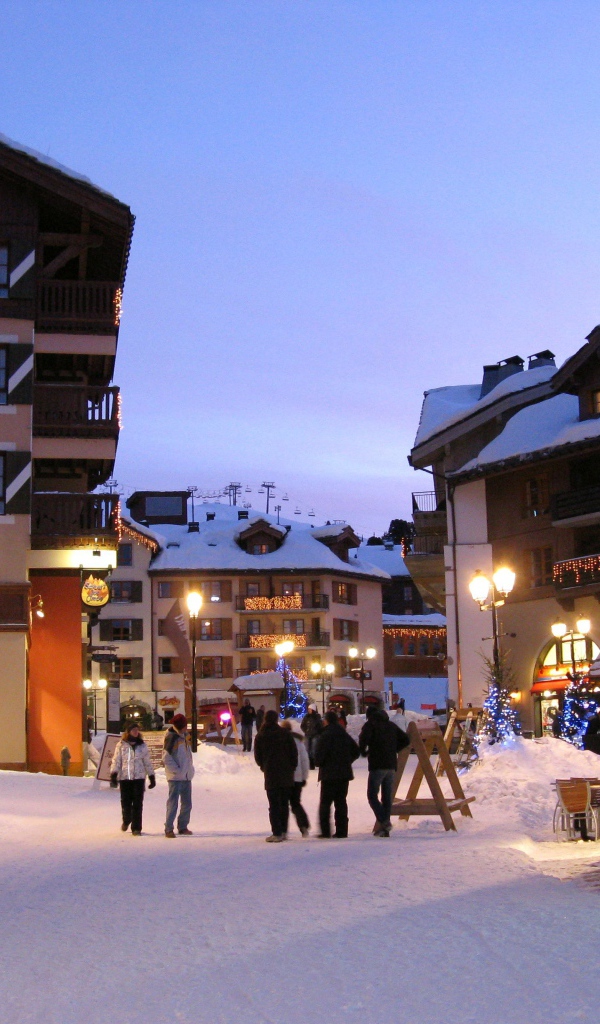 Прогулка по улице на горнолыжном курорте Лез Арк, Франция