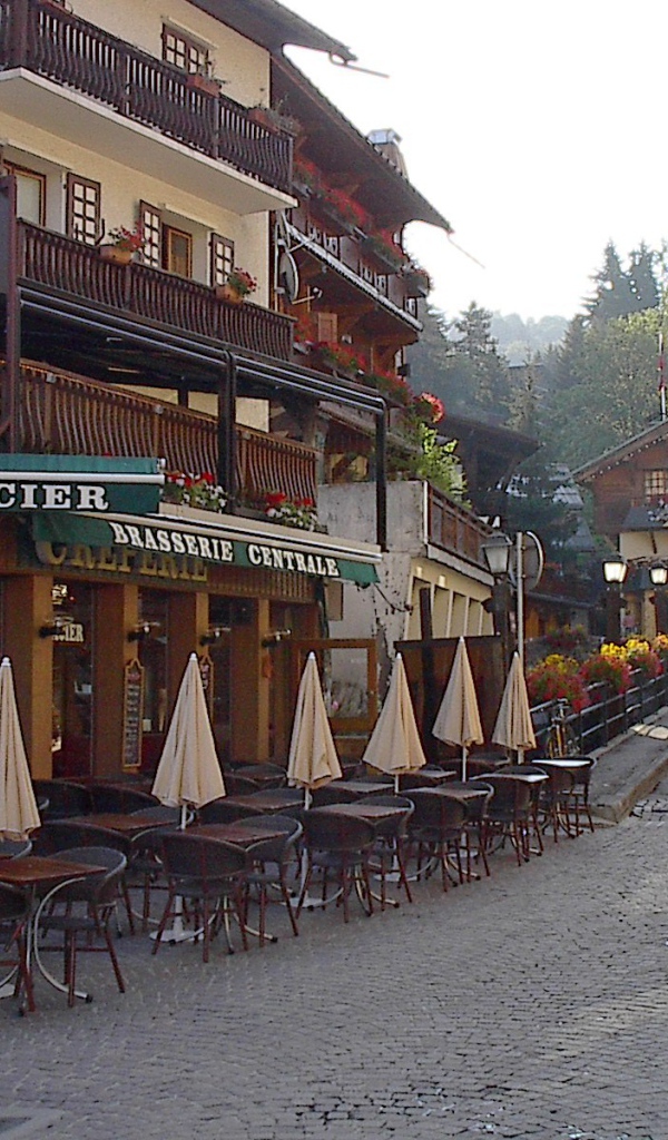 Прогулка по улице на горнолыжном курорте Межев, Франция