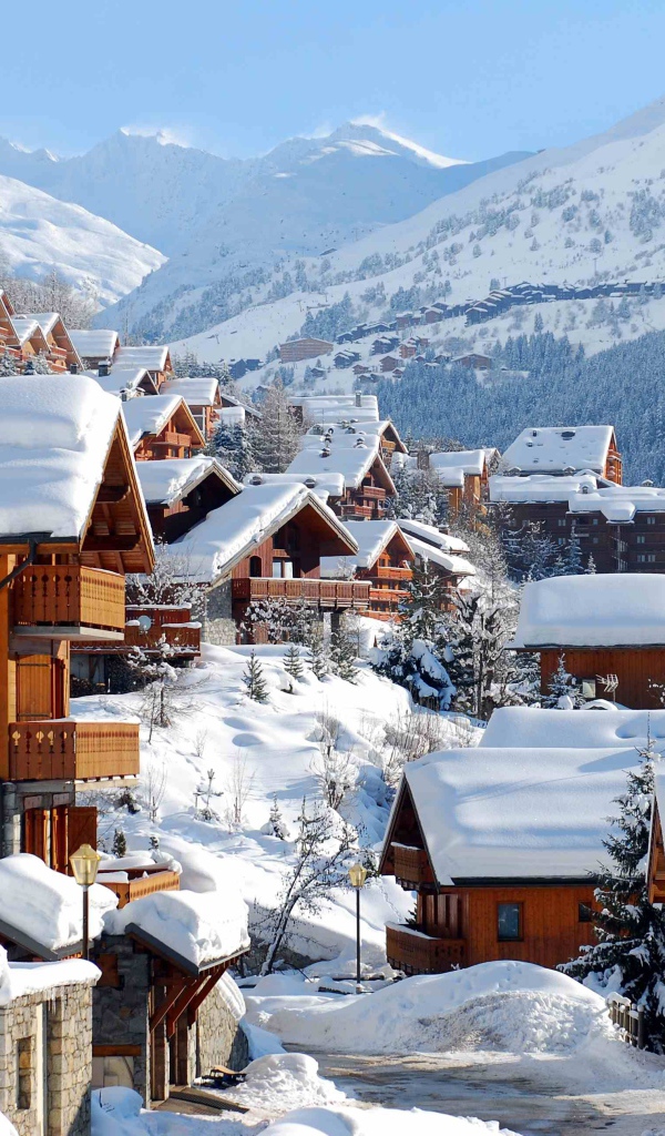 Деревянные дома на горнолыжном курорте Мерибель, Франция